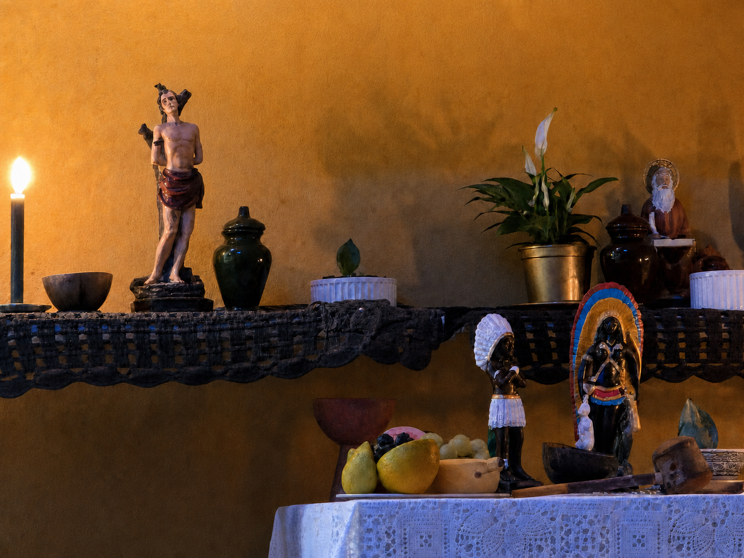 Altar da Casa com imagens sincretizadas, plantas, recipientes, frutos e elementos devocionais.